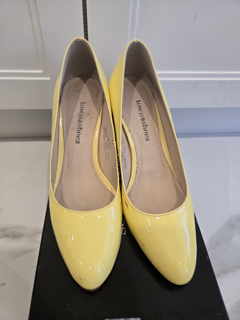 Town & Shoes Yellow Pointed-Toe Women’s Pumps